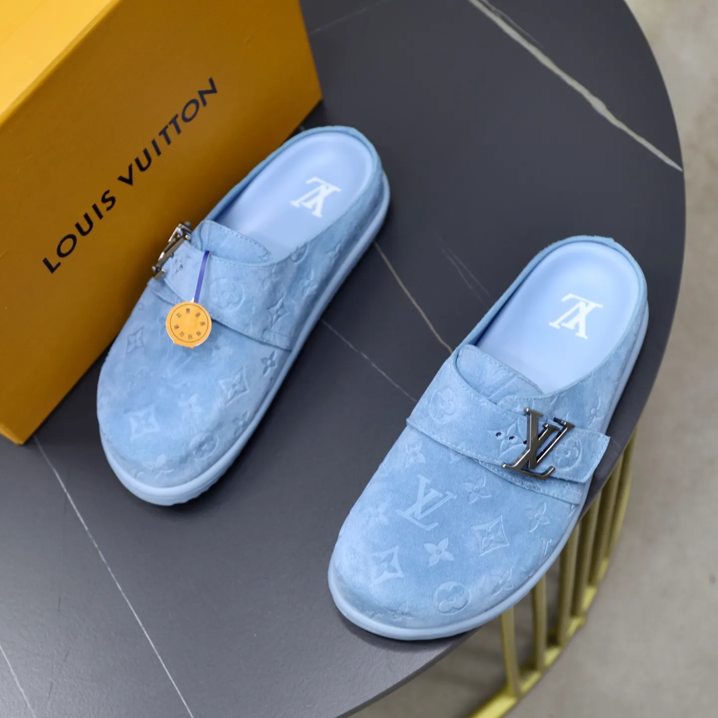 Ex-factory price: 520💰🙅‍♂️🙅‍♂️🙅‍♂️Birkenstock Brand: LV Louis Vuitton Standard code: 38-45 (cowhide lining) Grade: Same as the official website Material: Original leather design Original rubber wear-resistant molded outsole Style category: Men's fashion sandals Distinguished luxury brand elements Top luxury Color: Actual picture color